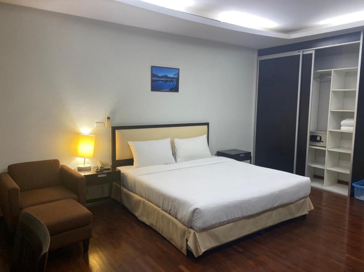 The Park 304 Executive Serviced Apartment Si Maha Phot Bagian luar foto