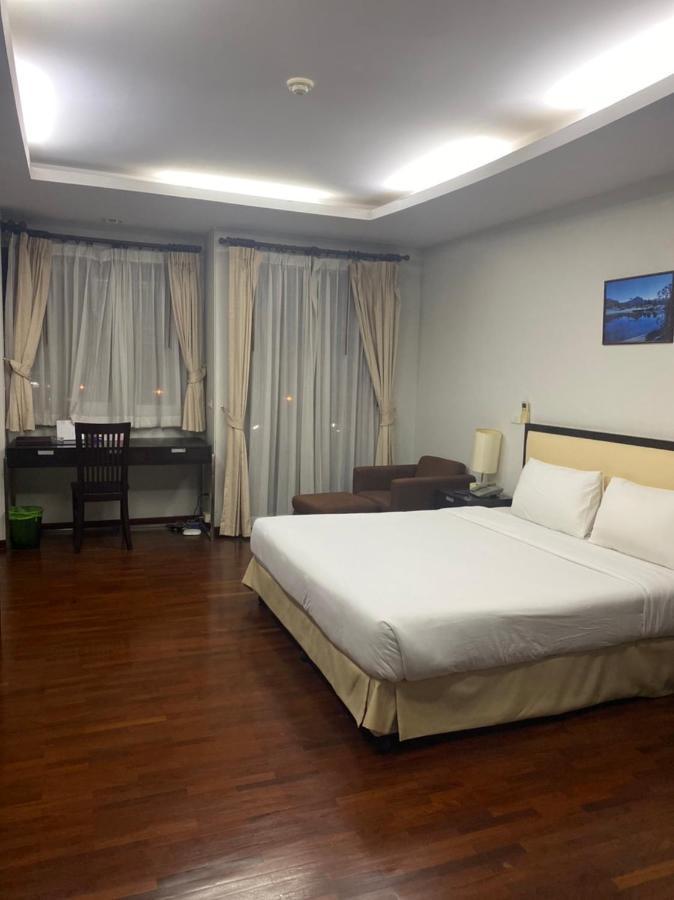 The Park 304 Executive Serviced Apartment Si Maha Phot Bagian luar foto
