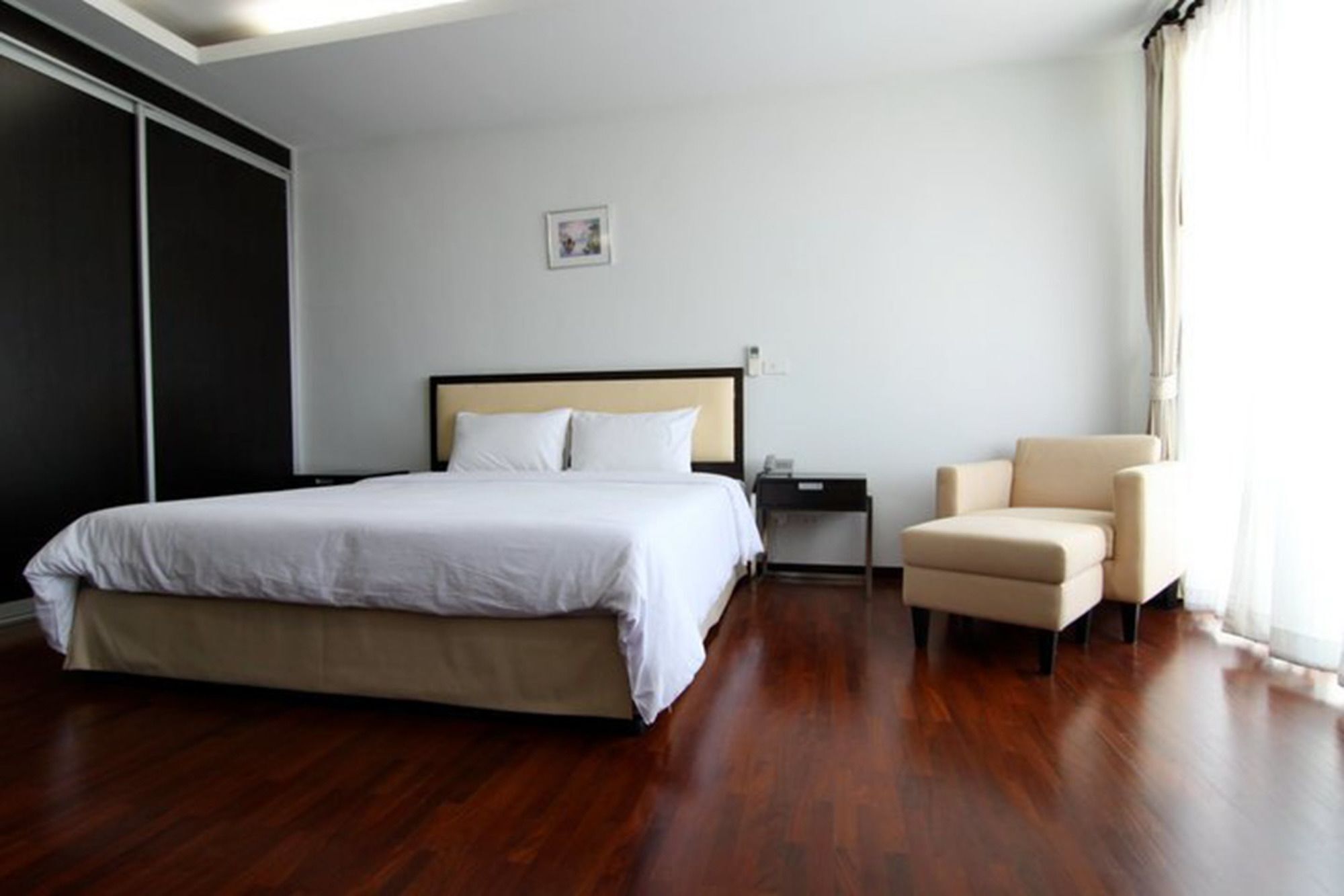 The Park 304 Executive Serviced Apartment Si Maha Phot Bagian luar foto