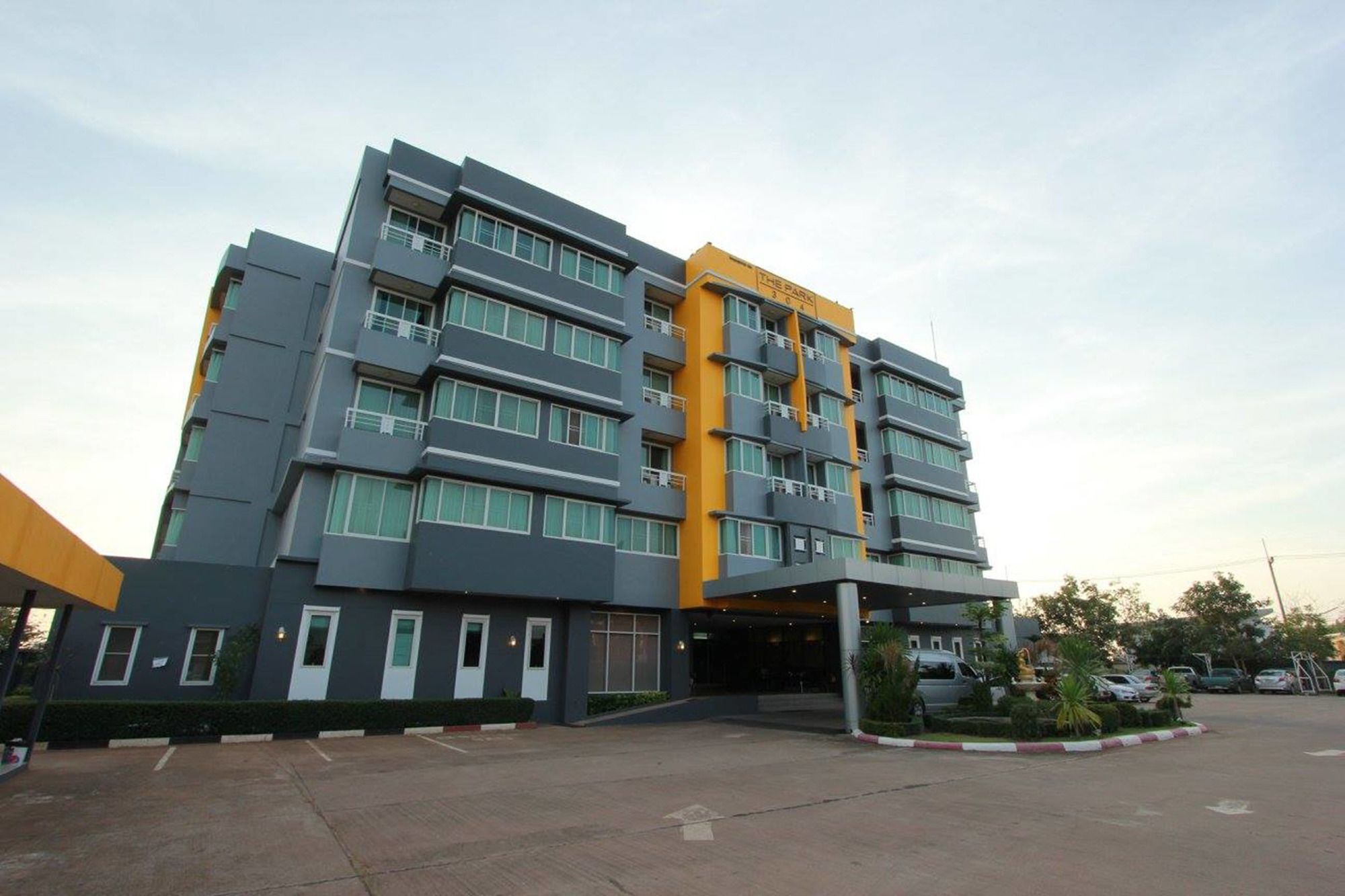The Park 304 Executive Serviced Apartment Si Maha Phot Bagian luar foto