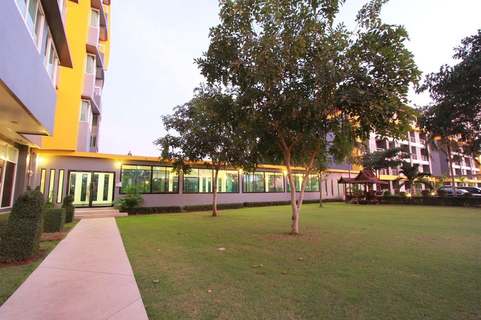 The Park 304 Executive Serviced Apartment Si Maha Phot Bagian luar foto